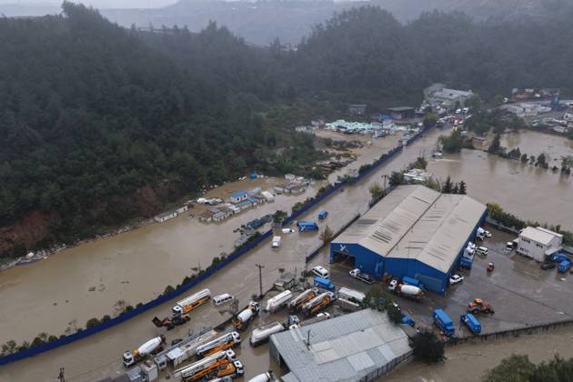 Heavy rainfall floods roads in Istanbul’s Sariyer district ISTANBUL, TURKIYE - SEPTEMBER 15: An aerial view of roads submerged in floodwater following heavy rainfall in Sariyer and surrounding areas in Istanbul, Turkiye, on October 15, 2026. Huseyin Cakmak Anadolu Istanbul Turkey. Editorial use only. Please get in touch for any other usage.  Copyright: x2026xAnadoluxHuseyinxCakmakx