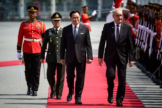 Swiss President Guy Parmelin Arrives in Thailand for Official Visit BANGKOK, THAILAND - OCTOBER 15, 2026: Thailand™s Prime Minister Anutin Charnvirakul (L) and Swiss President Guy Parmelin (R) inspect an honour guard at Government House in Bangkok during Parmelin™s official visit to Thailand as a guest of the government. Bangkok Copyright: x xWatsawatx James xKoktabtimx xJNAxPressx