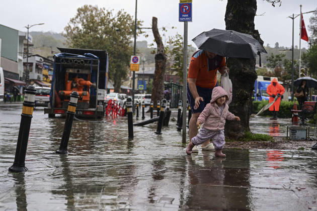 Heavy rainfall hits Istanbul ISTANBUL, TURKIYE - OCTOBER 15: Drivers and pedestrians are affected by flooding along the Beykoz coast following heavy rainfall in Istanbul, Turkiye, on October 15, 2026. Fatma Nur Arslan Anadolu Istanbul Turkey. Editorial use only. Please get in touch for any other usage.  Copyright: x2026xAnadoluxFatmaxNurxArslanx