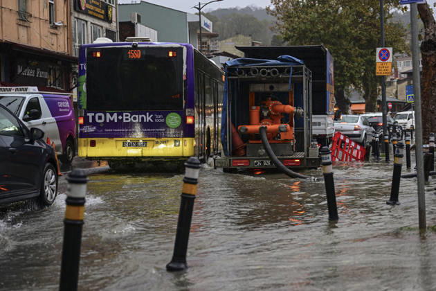 Heavy rainfall hits Istanbul ISTANBUL, TURKIYE - OCTOBER 15: Municipal workers continue road maintenance work following flooding as drivers and pedestrians are affected by flooding along the Beykoz coast following heavy rainfall in Istanbul, Turkiye, on October 15, 2026. Fatma Nur Arslan Anadolu Istanbul Turkey. Editorial use only. Please get in touch for any other usage.  Copyright: x2026xAnadoluxFatmaxNurxArslanx