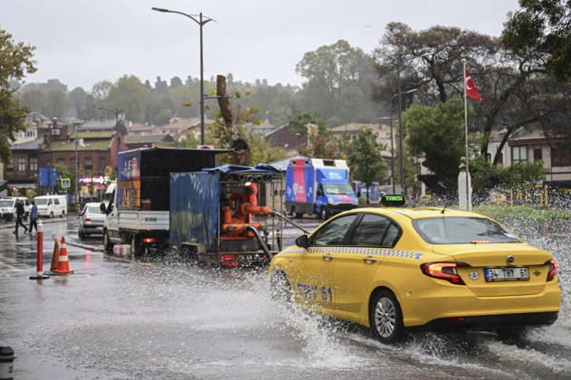 Heavy rainfall hits Istanbul ISTANBUL, TURKIYE - OCTOBER 15: Drivers and pedestrians are affected by flooding along the Beykoz coast following heavy rainfall in Istanbul, Turkiye, on October 15, 2026. Fatma Nur Arslan Anadolu Istanbul Turkey. Editorial use only. Please get in touch for any other usage.  Copyright: x2026xAnadoluxFatmaxNurxArslanx