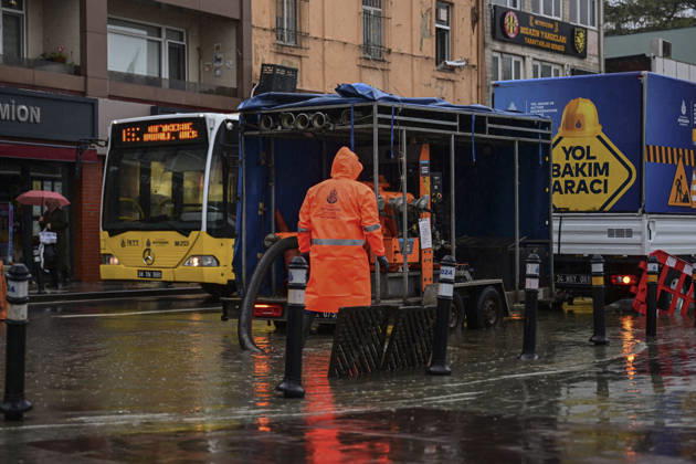 Heavy rainfall hits Istanbul ISTANBUL, TURKIYE - OCTOBER 15: Municipal workers continue road maintenance work following flooding as drivers and pedestrians are affected by flooding along the Beykoz coast following heavy rainfall in Istanbul, Turkiye, on October 15, 2026. Fatma Nur Arslan Anadolu Istanbul Turkey. Editorial use only. Please get in touch for any other usage.  Copyright: x2026xAnadoluxFatmaxNurxArslanx