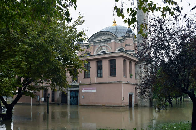 Historic Sadabat Mosque and surrounding structures submerged as Kagithane Stream overflows in Istanbul ISTANBUL, TURKIYE - OCTOBER 15: Floodwaters surround the historic Sadabat Camii (Aziziye Mosque) and surrounding structures in the Kagithane district of Istanbul, Turkiye on October 15, 2026. Heavy downpours caused the Kagithane Stream to overflow its banks, inundating nearby historical sites, courtyards, and streets. Isa Terli Anadolu Istanbul Turkey. Editorial use only. Please get in touch for any other usage.  Copyright: x2026xAnadoluxIsaxTerlix