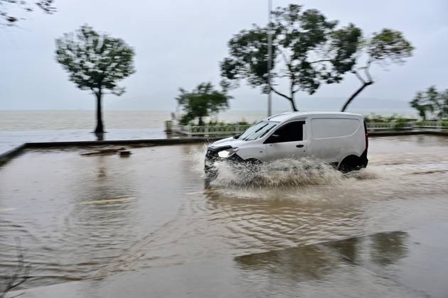 Heavy rainfall hits Istanbul ISTANBUL, TURKIYE - OCTOBER 15: A driver struggles to navigate traffic due to water accumulation caused by heavy rainfall on Demokrasi Sehitleri Avenue in the Sariyer district of Istanbul, Turkiye, on October 15, 2026. Serhat Cagdas Anadolu Istanbul Turkey. Editorial use only. Please get in touch for any other usage.  Copyright: x2026xAnadoluxSerhatxCagdasx