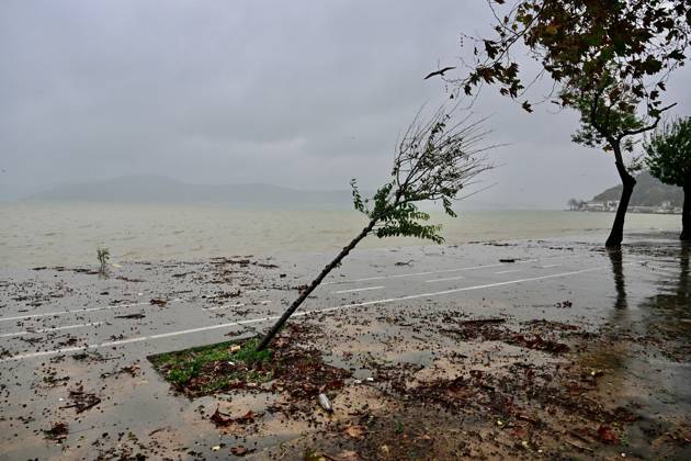 Heavy rainfall hits Istanbul ISTANBUL, TURKIYE - OCTOBER 15: The effects of the heavy rainfall are seen as drivers struggle to navigate traffic due to water accumulation caused by heavy rainfall on Demokrasi Sehitleri Avenue in the Sariyer district of Istanbul, Turkiye, on October 15, 2026. Serhat Cagdas Anadolu Istanbul Turkey. Editorial use only. Please get in touch for any other usage.  Copyright: x2026xAnadoluxSerhatxCagdasx
