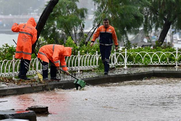 Heavy rainfall hits Istanbul ISTANBUL, TURKIYE - OCTOBER 15: Municipal workers continue road maintenance work as drivers struggle to navigate traffic due to water accumulation caused by heavy rainfall on Demokrasi Sehitleri Avenue in the Sariyer district of Istanbul, Turkiye, on October 15, 2026. Serhat Cagdas Anadolu Istanbul Turkey. Editorial use only. Please get in touch for any other usage.  Copyright: x2026xAnadoluxSerhatxCagdasx