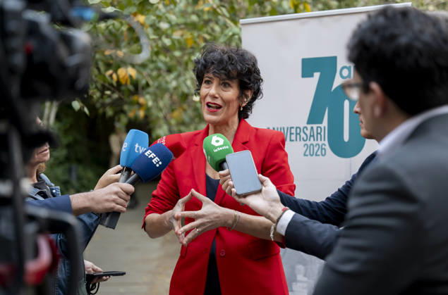 Elma Saiz Opens the 2026 Pensions Forum Elma Saiz, Minister of Inclusion, Social Security, and Migration and government spokesperson, speaks with the media during the opening of the 2026 Pensions Forum, at the COAM headquarters on October 15, 2026, in Madrid, Spain. The forum was organized by APD, BBVA Seguros, Ibercaja, Marsh, Santander Seguros, and VidaCaixa. October 15, 2026, Madrid, Spain Copyright: xAlbertoxOrtegax 7846705