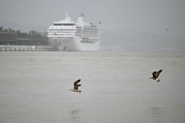 Heavy rainfall in Istanbul ISTANBUL, TURKIYE - OCTOBER 15: Seagulls are seen in Eminonu district during heavy rainfall in Istanbul, Turkiye, on October 15, 2026. Arif Hudaverdi Yaman Anadolu Istanbul Turkey. Editorial use only. Please get in touch for any other usage.  Copyright: x2026xAnadoluxArifxHudaverdixYamanx