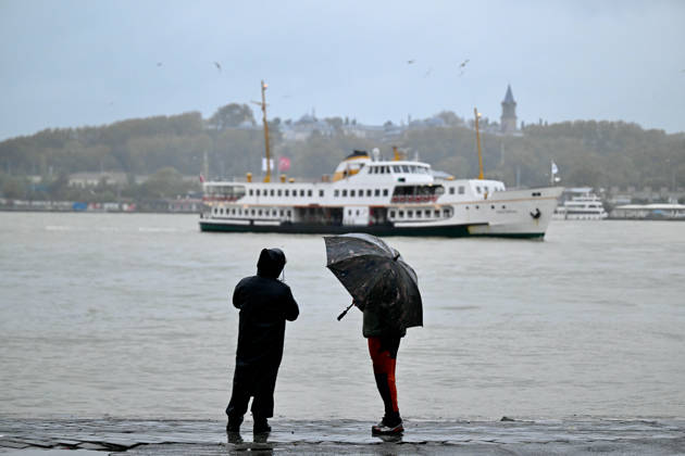 Heavy rainfall in Istanbul ISTANBUL, TURKIYE - OCTOBER 15: People stroll the city with raincoats and umbrellas in Karakoy district during heavy rainfall in Istanbul, Turkiye, on October 15, 2026. Arif Hudaverdi Yaman Anadolu Istanbul Turkey. Editorial use only. Please get in touch for any other usage.  Copyright: x2026xAnadoluxArifxHudaverdixYamanx