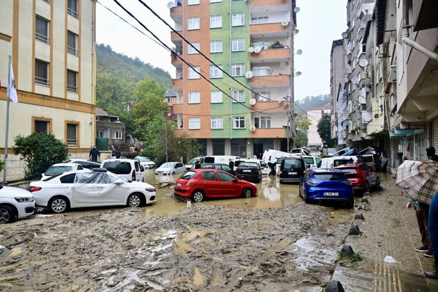Heavy rainfall damages vehicles in Istanbul’s Sariyer district ISTANBUL, TURKIYE - SEPTEMBER 15: Damaged vehicles are seen following heavy rainfall in Sariyer and surrounding areas of Istanbul, Turkiye, on October 15, 2026. Serhat Cagdas Anadolu Istanbul Turkey. Editorial use only. Please get in touch for any other usage.  Copyright: x2026xAnadoluxSerhatxCagdasx