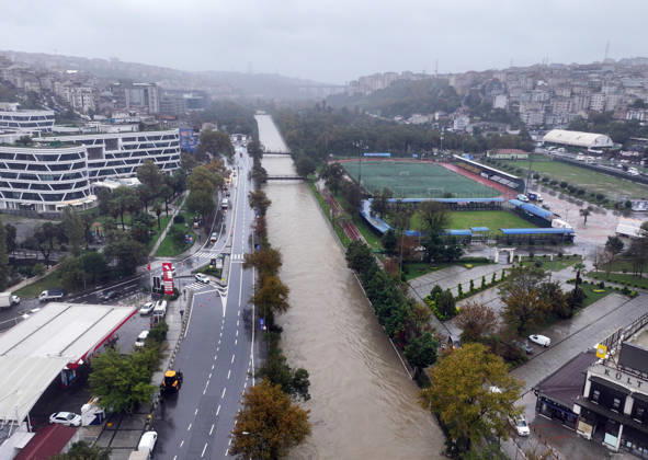 Heavy rainfall hits Istanbul ISTANBUL, TURKIYE - OCTOBER 15: An aerial view shows the swollen Kagithane Stream flowing alongside roads, buildings and sports facilities after overflowing and flooding nearby areas in the Kagithane district of Istanbul, Turkiye, on October 15, 2026. Ali Ebubekir Tokcan Anadolu Istanbul Turkey. Editorial use only. Please get in touch for any other usage.  Copyright: x2026xAnadoluxAlixEbubekirxTokcanx