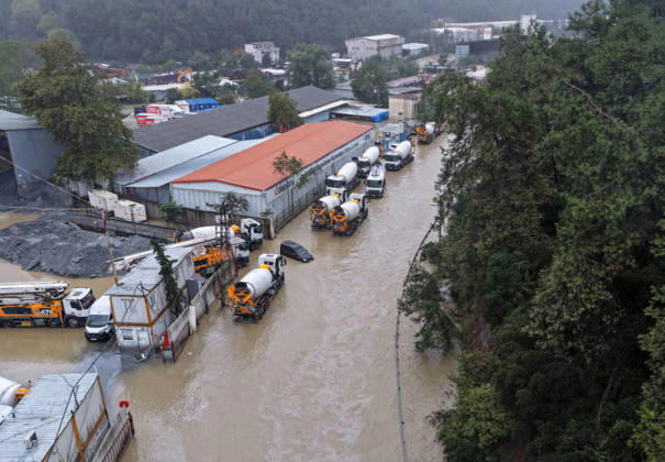 Heavy rainfall floods roads in Istanbul’s Sariyer district ISTANBUL, TURKIYE - OCTOBER 15: An aerial view of roads submerged in floodwater following heavy rainfall in Sariyer and surrounding areas in Istanbul, Turkiye, on October 15, 2026. Huseyin Cakmak Anadolu Istanbul Turkey. Editorial use only. Please get in touch for any other usage.  Copyright: x2026xAnadoluxHuseyinxCakmakx