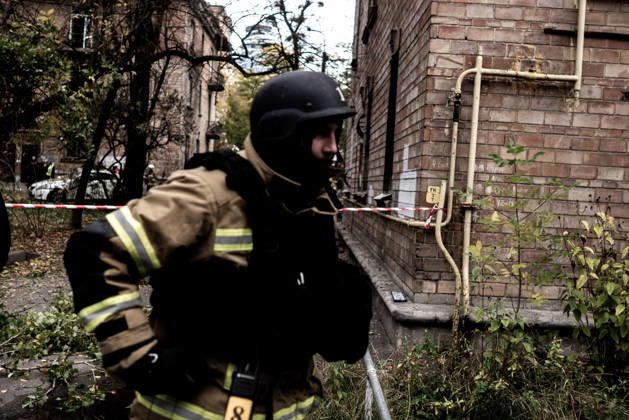 Aftermath of Russian drone attack in Kyiv KYIV, UKRAINE - OCTOBER 15: Firefighters operate following a Russian drone strikes a residential area in the city center, injuring a man who was near the impact site, in Kyiv, Ukraine, on October 15, 2026. Vincenzo Circosta Anadolu Kyiv Ukraine. Editorial use only. Please get in touch for any other usage.  Copyright: x2026xAnadoluxVincenzoxCircostax