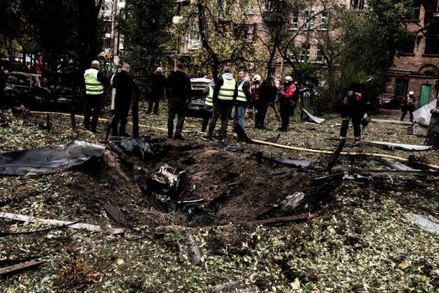 Aftermath of Russian drone attack in Kyiv KYIV, UKRAINE - OCTOBER 15: A view of a crater as firefighters operate following a Russian drone strikes a residential area in the city center, injuring a man who was near the impact site, in Kyiv, Ukraine, on October 15, 2026. Vincenzo Circosta Anadolu Kyiv Ukraine. Editorial use only. Please get in touch for any other usage.  Copyright: x2026xAnadoluxVincenzoxCircostax