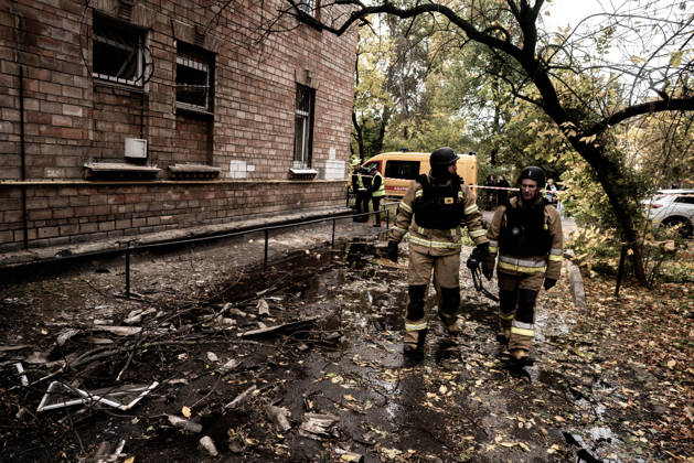 Aftermath of Russian drone attack in Kyiv KYIV, UKRAINE - OCTOBER 15: Firefighters operate following a Russian drone strikes a residential area in the city center, injuring a man who was near the impact site, in Kyiv, Ukraine, on October 15, 2026. Vincenzo Circosta Anadolu Kyiv Ukraine. Editorial use only. Please get in touch for any other usage.  Copyright: x2026xAnadoluxVincenzoxCircostax