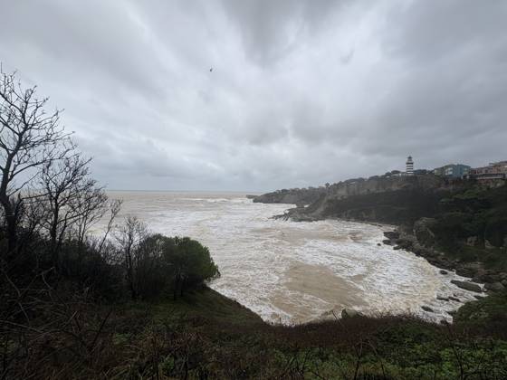 Heavy rain turns seawater brown in Istanbul s Sile ISTANBUL, TURKIYE - OCTOBER 15: A general view of muddy brown seawater and waves near a harbor following heavy rainfall in the Sile district of Istanbul, Turkiye, on October 15, 2026. Mud carried by the heavy rainfall caused the sea to turn brown. Sukru Gunduz Anadolu Istanbul Turkey. Editorial use only. Please get in touch for any other usage.  Copyright: x2026xAnadoluxSukruxGunduzx