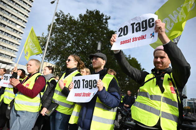 Charite workers strike over working conditions in Berlin BERLIN, GERMANY - OCTOBER 15: Workers at Charite, one of Germany’s largest university hospitals, take part in a warning strike called by the ver.di trade union, demanding better working conditions and reduced workloads, in Berlin, Germany, October 15, 2026. Volodymyr Sindieiev Anadolu Berlin Germany. Editorial use only. Please get in touch for any other usage.  Copyright: x2026xAnadoluxVolodymyrxSindieievx