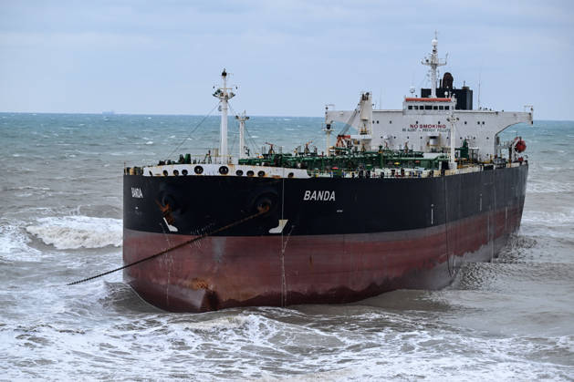 Ship runs aground in Istanbul s Sariyer ISTANBUL, TURKIYE - OCTOBER 15: A ship lies aground off the Kisirkaya coast in the Sariyer district of Istanbul, Turkiye, on October 15, 2026. Strong storm conditions caused the vessel to run aground. Arif Hüdaverdi Yaman Anadolu Istanbul Turkey. Editorial use only. Please get in touch for any other usage.  Copyright: x2026xAnadoluxArifxHüdaverdixYamanx