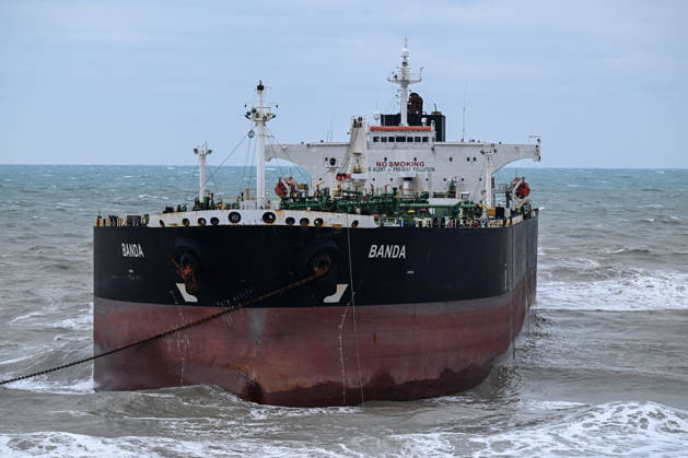 Ship runs aground in Istanbul s Sariyer ISTANBUL, TURKIYE - OCTOBER 15: A ship lies aground off the Kisirkaya coast in the Sariyer district of Istanbul, Turkiye, on October 15, 2026. Strong storm conditions caused the vessel to run aground. Arif Hudaverdi Yaman Anadolu Istanbul Turkey. Editorial use only. Please get in touch for any other usage.  Copyright: x2026xAnadoluxArifxHudaverdixYamanx