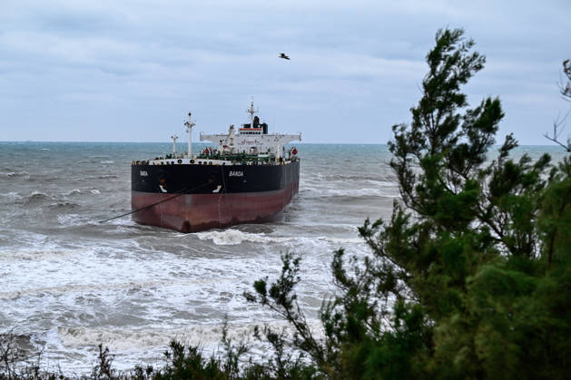 Ship runs aground in Istanbul s Sariyer ISTANBUL, TURKIYE - OCTOBER 15: A ship lies aground off the Kisirkaya coast in the Sariyer district of Istanbul, Turkiye, on October 15, 2026. Strong storm conditions caused the vessel to run aground. Arif Hüdaverdi Yaman Anadolu Istanbul Turkey. Editorial use only. Please get in touch for any other usage.  Copyright: x2026xAnadoluxArifxHüdaverdixYamanx