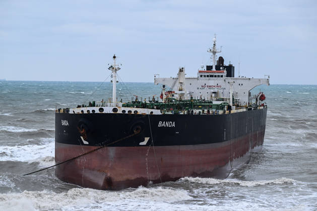 Ship runs aground in Istanbul s Sariyer ISTANBUL, TURKIYE - OCTOBER 15: A ship lies aground off the Kisirkaya coast in the Sariyer district of Istanbul, Turkiye, on October 15, 2026. Strong storm conditions caused the vessel to run aground. Arif Hüdaverdi Yaman Anadolu Istanbul Turkey. Editorial use only. Please get in touch for any other usage.  Copyright: x2026xAnadoluxArifxHüdaverdixYamanx