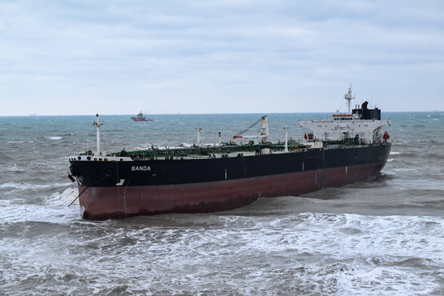 Ship runs aground in Istanbul s Sariyer ISTANBUL, TURKIYE - OCTOBER 15: A ship lies aground off the Kisirkaya coast in the Sariyer district of Istanbul, Turkiye, on October 15, 2026. Strong storm conditions caused the vessel to run aground. Arif Hüdaverdi Yaman Anadolu Istanbul Turkey. Editorial use only. Please get in touch for any other usage.  Copyright: x2026xAnadoluxArifxHüdaverdixYamanx