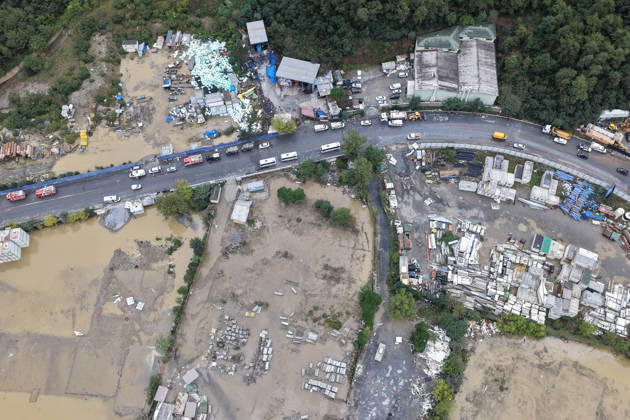 Heavy rainfall causes flooding in Istanbul s Sariyer district ISTANBUL, TURKIYE - OCTOBER 15: An aerial view of flooded roads, industrial facilities and vehicles surrounded by muddy floodwaters following heavy rainfall in the Ayazaga neighborhood of Sariyer district in Istanbul, Turkiye, on October 15, 2026. Rising floodwaters inundate streets and industrial areas, leaving several vehicles stranded and disrupting transportation in the area. Metin Yuksel Kaya Anadolu Istanbul Turkey. Editorial use only. Please get in touch for any other usage.  Copyright: x2026xAnadoluxMetinxYukselxKayax