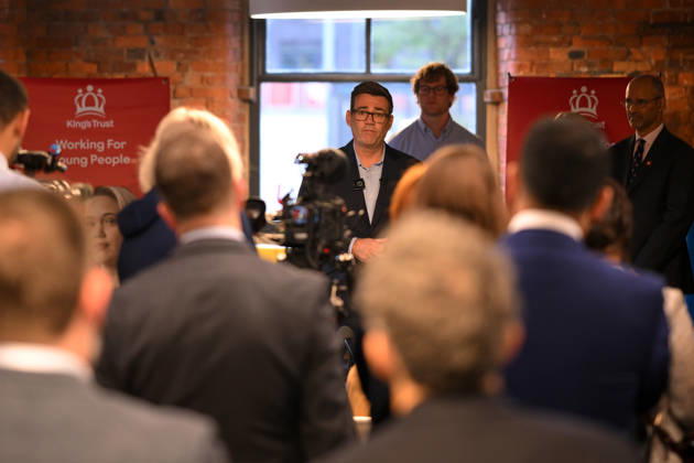 Britain Politics Britain s Prime Minister Andy Burnham speaks to employees during his visit of the King s Trust charity in Manchester, England, Thursday, Oct. 15, 2026., Credit:Avalon.red PA ROTA - B68 Avalon GBR, Manchester  Copyright: xAvalon.redx xPAxROTAx-xB68x xAvalonx 1143595291