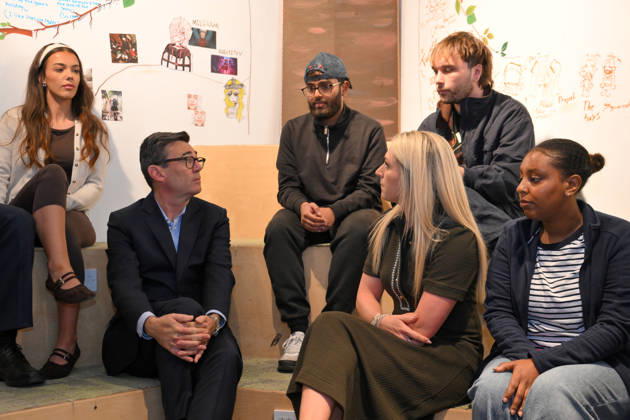 Britain Politics Britain s Prime Minister Andy Burnham sits next to cyclist Laura Kenny as he chats with young people during his visit of the King s Trust charity in Manchester, England, Thursday, Oct. 15, 2026., Credit:Avalon.red PA ROTA - B68 Avalon GBR, Manchester  Copyright: xAvalon.redx xPAxROTAx-xB68x xAvalonx 1143595315