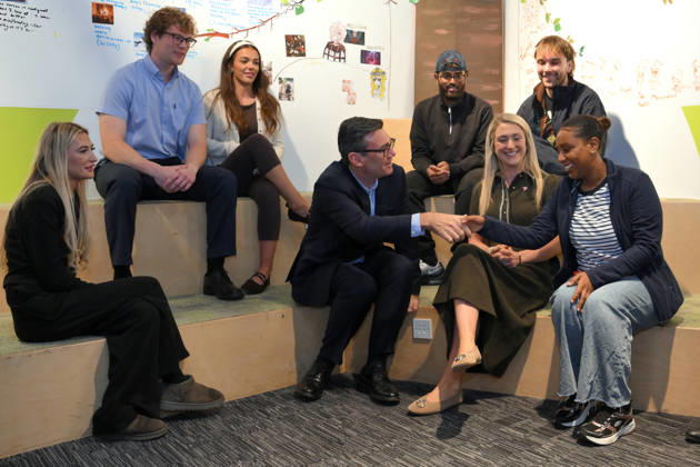 Britain Politics Britain s Prime Minister Andy Burnham sits next to cyclist Laura Kenny as he chats with young people during his visit of the King s Trust charity in Manchester, England, Thursday, Oct. 15, 2026., Credit:Avalon.red PA ROTA - B68 Avalon GBR, Manchester  Copyright: xAvalon.redx xPAxROTAx-xB68x xAvalonx 1143595567