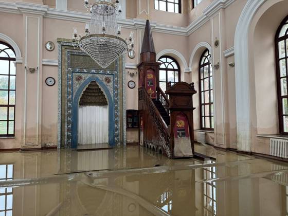 News Bilder des Tages Historic Sadabat Mosque and surrounding structures submerged as Kagithane Stream overflows in Istanbul ISTANBUL, TURKIYE - OCTOBER 15: An interior view shows floodwaters inside the historic Sadabat Camii (Aziziye Mosque) in the Kagithane district of Istanbul, Turkiye on October 15, 2026. Torrential rains caused the Kagithane Stream to breach its banks, sending floodwaters surging into the prayer hall and lower sections of the 19th-century Ottoman heritage structure. Isa Terli Anadolu Istanbul Turkey. Editorial use only. Please get in touch for any other usage.  Copyright: x2026xAnadoluxIsaxTerlix