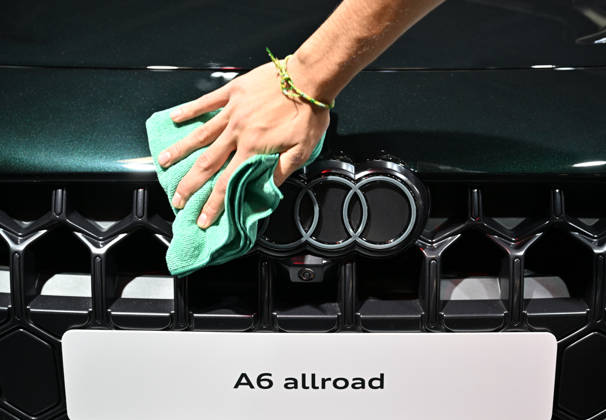 Paris Motor Show 2026 PARIS, FRANCE - OCTOBER 15: A worker cleans the Audi logo on the A6 allroad model at the Paris Motor Show (Mondial de l Auto) in Paris, France on October 15, 2026. Mustafa Yalcin Anadolu Paris France. Editorial use only. Please get in touch for any other usage.  Copyright: x2026xAnadoluxMustafaxYalcinx