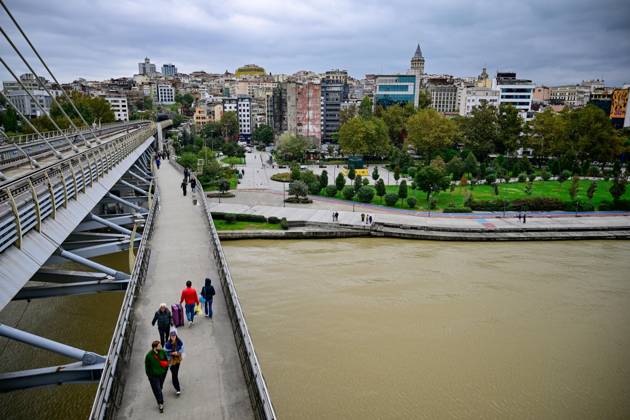 Rain turns waters brown along Istanbul strait ISTANBUL, TURKIYE - OCTOBER 15: Brown-colored water is visible along parts of the Istanbul Strait shoreline and the Golden Horn following heavy rain in the city, on October 15, 2026 in Istanbul, Turkiye. The change in water color was observed in several coastal areas after the downpour. Cem Tekkesinoglu Anadolu Istanbul Turkey. Editorial use only. Please get in touch for any other usage.  Copyright: x2026xAnadoluxCemxTekkesinoglux