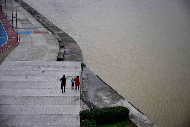 Rain turns waters brown along Istanbul strait ISTANBUL, TURKIYE - OCTOBER 15: Brown-colored water is visible along parts of the Istanbul Strait shoreline and the Golden Horn following heavy rain in the city, on October 15, 2026 in Istanbul, Turkiye. The change in water color was observed in several coastal areas after the downpour. Cem Tekkesinoglu Anadolu Istanbul Turkey. Editorial use only. Please get in touch for any other usage.  Copyright: x2026xAnadoluxCemxTekkesinoglux
