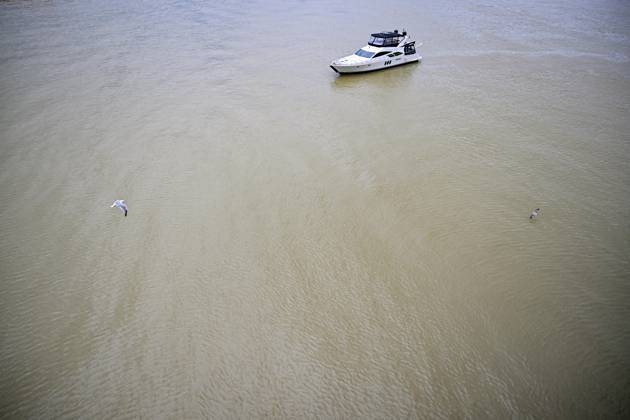 Rain turns waters brown along Istanbul strait ISTANBUL, TURKIYE - OCTOBER 15: Brown-colored water is visible along parts of the Istanbul Strait shoreline and the Golden Horn following heavy rain in the city, on October 15, 2026 in Istanbul, Turkiye. The change in water color was observed in several coastal areas after the downpour. Cem Tekkesinoglu Anadolu Istanbul Turkey. Editorial use only. Please get in touch for any other usage.  Copyright: x2026xAnadoluxCemxTekkesinoglux