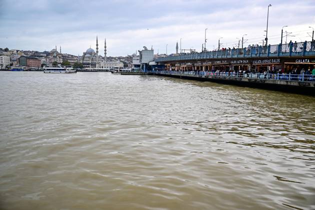 Rain turns waters brown along Istanbul strait ISTANBUL, TURKIYE - OCTOBER 15: Brown-colored water is visible along parts of the Istanbul Strait shoreline and the Golden Horn following heavy rain in the city, on October 15, 2026 in Istanbul, Turkiye. The change in water color was observed in several coastal areas after the downpour. Cem Tekkesinoglu Anadolu Istanbul Turkey. Editorial use only. Please get in touch for any other usage.  Copyright: x2026xAnadoluxCemxTekkesinoglux