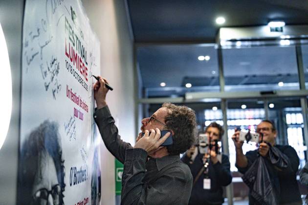 PEOPLE : Festival Lumiere - Lyon 15 10 2026 Ethan Cohen, the 2026 Lumière Award winner, signs the official poster of the 18th Lumière Film Festival in Lyon (France) on October 15, 2026. Photo by Sandrine Thesillat PsNewZ  Copyright: xSandrinexThesillatx