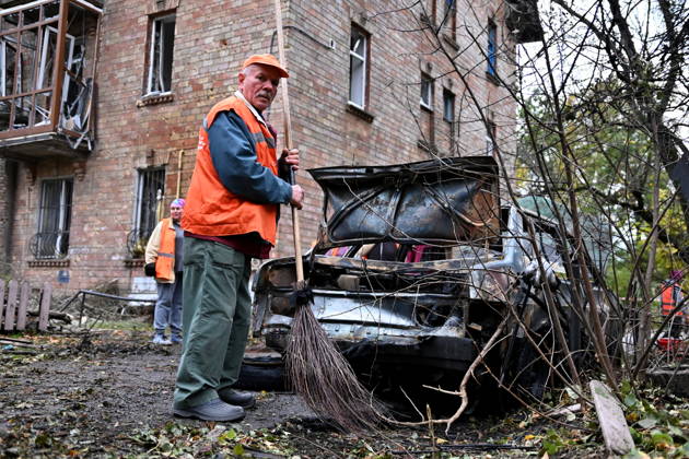 Aftermath Of A Russian Drone Attack In Kyiv, 15 Oct 2026 A municipal worker stands in front of a damaged residential building in Kyiv, Ukraine, on October 15, 2026, following an explosion caused by a Geran-5 jet-powered drone. Kyiv Ukraine  Copyright: xOleksandrxGusevx originalFilename: gusev-notitle261015_np9ac.jpg