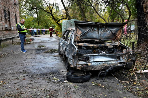 Aftermath Of A Russian Drone Attack In Kyiv, 15 Oct 2026 Police inspect a burnt-out car near a damaged residential building following the explosion of a Geran-5 jet-powered drone in Kyiv, Ukraine, on October 15, 2026. Kyiv Ukraine  Copyright: xOleksandrxGusevx originalFilename: gusev-notitle261015_npij4.jpg