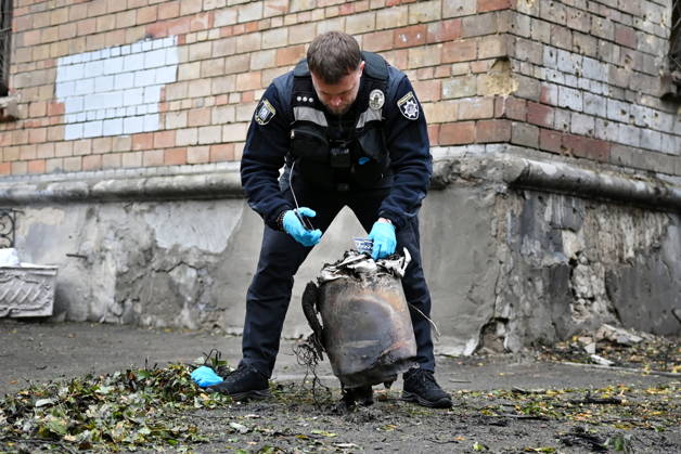 News Bilder des Tages Aftermath Of A Russian Drone Attack In Kyiv, 15 Oct 2026 A police expert examines the engine of a Geran-5 jet-powered drone near a residential building damaged during a Russian attack in Kyiv, Ukraine, on October 15, 2026. Kyiv Ukraine  Copyright: xOleksandrxGusevx originalFilename: gusev-notitle261015_npTv0.jpg