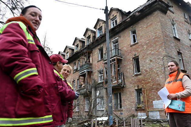 Aftermath Of A Russian Drone Attack In Kyiv, 15 Oct 2026 Municipal workers stand in front of a damaged residential building following an explosion caused by a Geran-5 jet-powered drone in Kyiv, Ukraine, on October 15, 2026. Kyiv Ukraine  Copyright: xOleksandrxGusevx originalFilename: gusev-notitle261015_npXZA.jpg