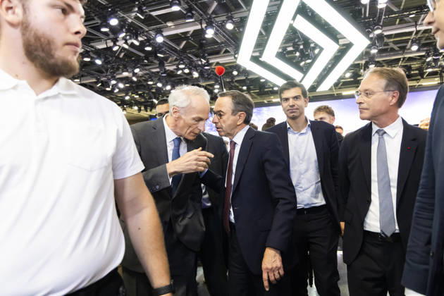 Paris, France October 15, 2026 - Paris Motor Show - Jonas Haddad, Jean Dominique Renard, Bruno Retailleau, Francois Asselin POLITIQUE, RETAILLEAU, LR, LES REPUBLICAINS, CAMPAGNE ELECTORALE, SALON DE L AUTOMOBILE, VOITURE, ECONOMIE, RENAULT Copyright: xVincentxIsorex
