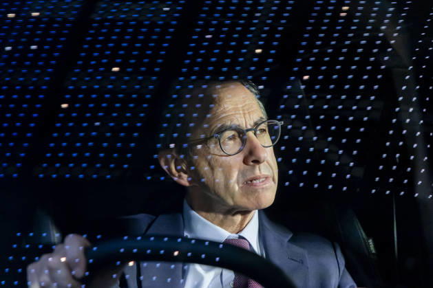 News Bilder des Tages Paris, France October 15, 2026 - Paris Motor Show - Bruno Retailleau POLITIQUE, RETAILLEAU, LR, LES REPUBLICAINS, CAMPAGNE ELECTORALE, SALON DE L AUTOMOBILE, VOITURE, ECONOMIE, CONDUITE, PERMIS DE CONDUIRE, CONDUCTEUR, RENAULT  Copyright: xVincentxIsorex