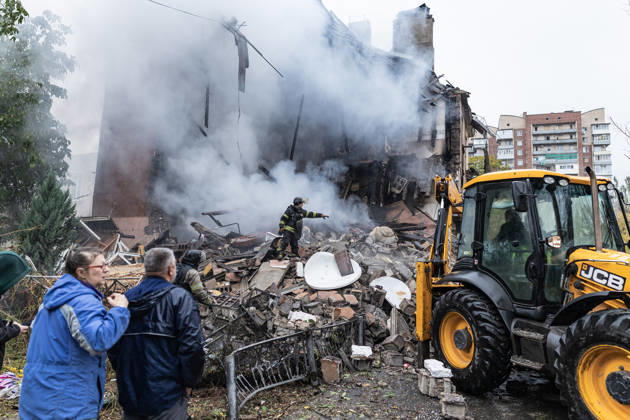 Russian guided-bomb attack in Sloviansk SLOVIANSK, UKRAINE - OCTOBER 15: Ukrainian rescue workers and firefighters are trying to locate Olya’s body under the rubble of a residential building following a Russian guided-bomb attack in Sloviansk, Ukraine, on 15 October 2026 Diego Herrera Carcedo Anadolu Sloviansk Ukraine. Editorial use only. Please get in touch for any other usage.  Copyright: x2026xAnadoluxDiegoxHerreraxCarcedox