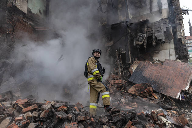 News Bilder des Tages Russian guided-bomb attack in Sloviansk SLOVIANSK, UKRAINE - OCTOBER 15: Ukrainian rescue workers and firefighters are trying to locate Olya’s body under the rubble of a residential building following a Russian guided-bomb attack in Sloviansk, Ukraine, on 15 October 2026 Diego Herrera Carcedo Anadolu Sloviansk Ukraine. Editorial use only. Please get in touch for any other usage.  Copyright: x2026xAnadoluxDiegoxHerreraxCarcedox