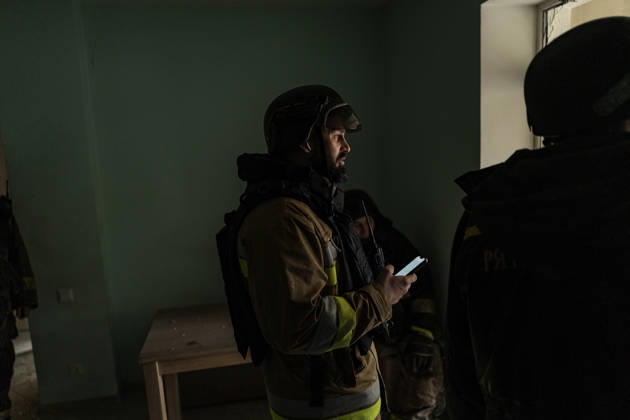 Russian guided-bomb attack in Sloviansk SLOVIANSK, UKRAINE - OCTOBER 15: Rescue workers and krainian firefighters take cover from a Russian air strike whilst trying to locate Olya’s body under the rubble of a residential building, following a Russian attack with guided bombs in Sloviansk, Ukraine, on 15 October 2026 Diego Herrera Carcedo Anadolu Sloviansk Ukraine. Editorial use only. Please get in touch for any other usage.  Copyright: x2026xAnadoluxDiegoxHerreraxCarcedox