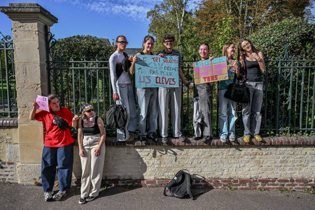 HIGH SCHOOL STUDENTS’ PROTEST PHOTOPQR OUEST FRANCE Martin ROCHE Caen October 15, 2026 On Thursday, October 15, 2026, about 400 people protested in the streets of Caen, Calvados. The demonstration was organized by the General Assembly of National Education staff, supported by union members, high school students, and college students. Photographer: Martin ROCHE, Ouest France, France. Fires have broken out at several schools in France as students protest by blocking access to educational institutions nationwide over school funding and learning conditions. Caen, FRANCE, France Copyright: xPHOTOPQR OUESTxFRANCE MAXPPPxMartinxROCHEx 20261015OFR0440 20261015OFR0440