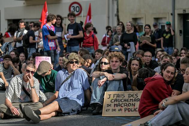HIGH SCHOOL STUDENTS’ PROTEST PHOTOPQR OUEST FRANCE Martin ROCHE Caen October 15, 2026 On Thursday, October 15, 2026, about 400 people protested in the streets of Caen, Calvados. The demonstration was organized by the General Assembly of National Education staff, supported by union members, high school students, and college students. Photographer: Martin ROCHE, Ouest France, France. Fires have broken out at several schools in France as students protest by blocking access to educational institutions nationwide over school funding and learning conditions. Caen, FRANCE, France Copyright: xPHOTOPQR OUESTxFRANCE MAXPPPxMartinxROCHEx 20261015OFR0441 20261015OFR0441