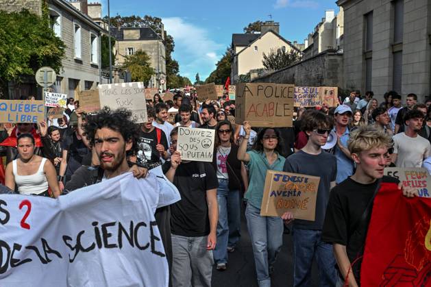 HIGH SCHOOL STUDENTS’ PROTEST PHOTOPQR OUEST FRANCE Martin ROCHE Caen October 15, 2026 On Thursday, October 15, 2026, about 400 people protested in the streets of Caen, Calvados. The demonstration was organized by the General Assembly of National Education staff, supported by union members, high school students, and college students. Photographer: Martin ROCHE, Ouest France, France. Fires have broken out at several schools in France as students protest by blocking access to educational institutions nationwide over school funding and learning conditions. Caen, FRANCE, France Copyright: xPHOTOPQR OUESTxFRANCE MAXPPPxMartinxROCHEx 20261015OFR0450 20261015OFR0450