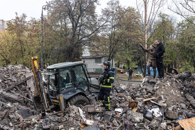 Russian Guided-Bomb Attack in Sloviansk SLOVIANSK, UKRAINE - OCTOBER 15:Olya’s husband looks at his wife’s body under the rubble of a residential building following a Russian attack with guided bombs in Sloviansk, Ukraine, on 15 October 2026 Diego Herrera Carcedo Anadolu Sloviansk Ukraine. Editorial use only. Please get in touch for any other usage.  Copyright: x2026xAnadoluxDiegoxHerreraxCarcedox